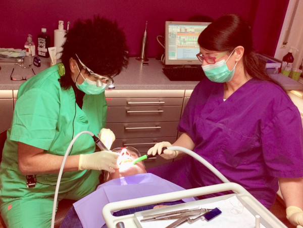 Abbildung 5: Die unterlegene Position der Patient*innen während der Behandlung. (Bild: Anna Fafenrot, mit freundlicher Genehmigung)